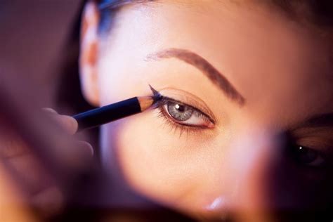 What Are Almond Shaped Eyes And How To Show Them Off