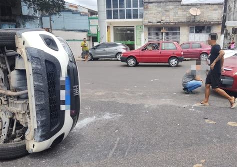 Acidente Carro capota e motorista ferido é socorrido às pressas em Manaus