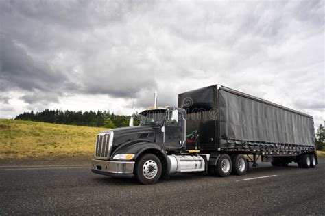 Trator De Grande Caminhão Diesel Preto Estiloso Que Circula Na Ponte