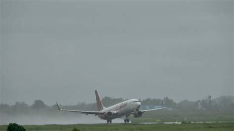 Hujan Angin Kencang Pesawat Batik Air Boeing Take Off Di