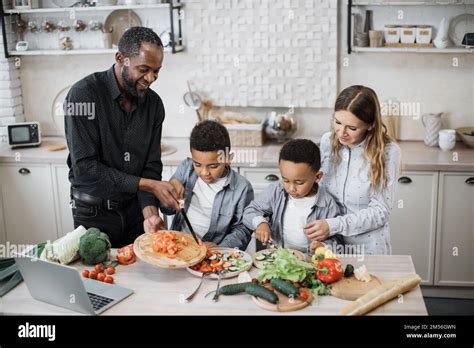 Maman Aimante Papa Et Petits Fils Cuisant Le D Ner Ensemble De Jeunes