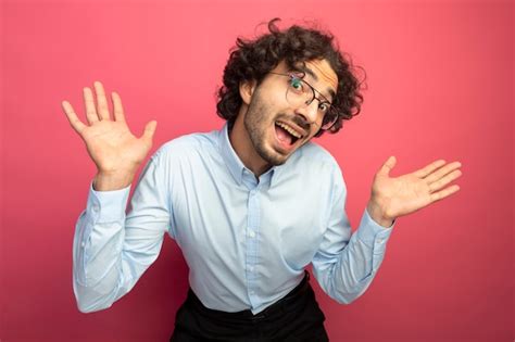 Impresionado Joven Apuesto Hombre Cauc Sico Con Gafas Mostrando Las