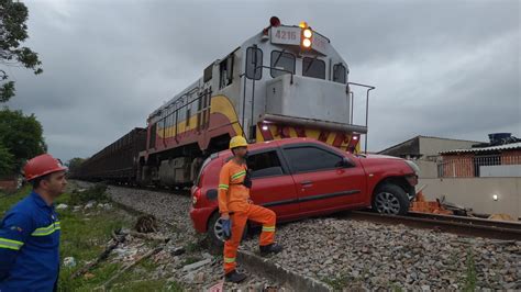 V Deo Carro Arrastado Por Trem Ao Atravessar Trilhos Em Sc