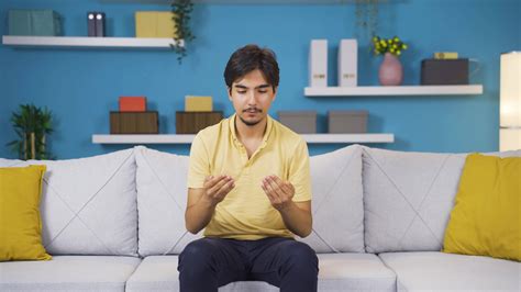 Muslim man praying. 33550715 Stock Video at Vecteezy