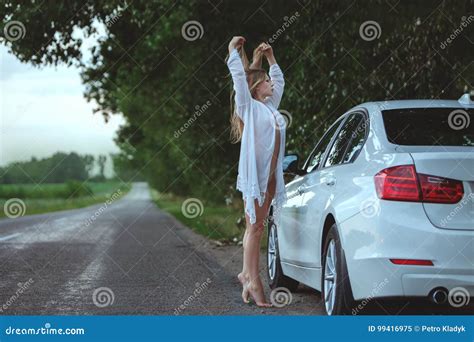 Poses Rotiques De Femme Avec Une Voiture Image Stock Image Du