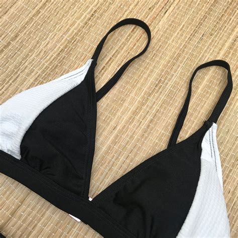 Biquíni Top Triangulo Calcinha Hot Pants Preto Branco Dondoca Moda Feminina Dondoca Moda