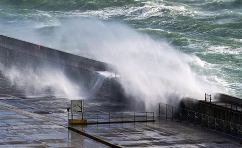 Storm Kathleen To Tear Into Uk With 70mph Winds And Snow As Met Office