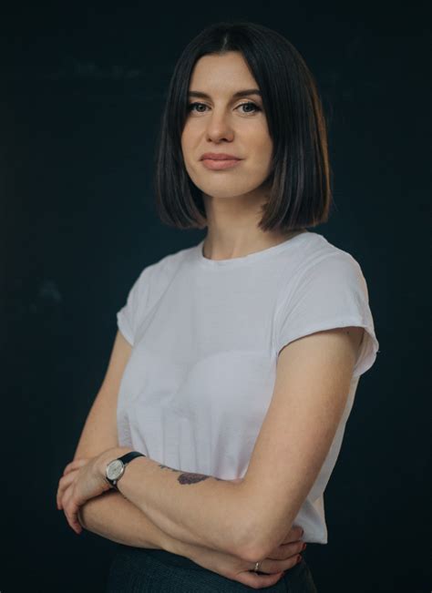 Каріна Саварина, скорочена біографія автора українською мовою