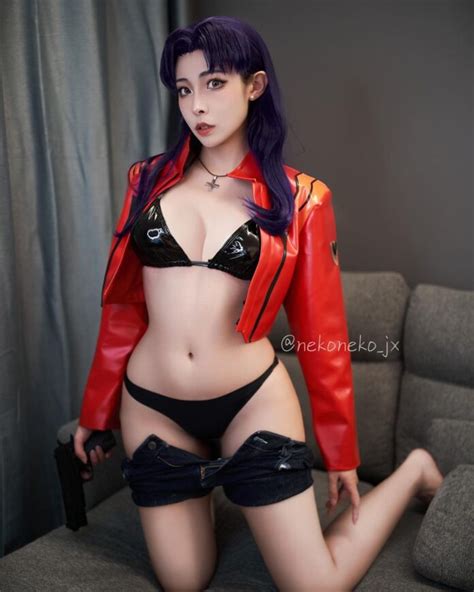 Modelo nekoneko jx fez um incrível cosplay de biquíni da Misato de