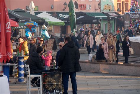 Dobra Atmosfera Pred Najlu U No U Tuzli Foto Tuzla L Ve