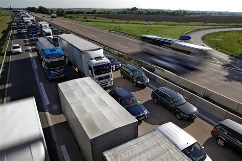 Einsatz nach Unfall auf der A14 bei Löbejün Mehrere Kilometer Stau