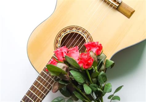 Guitarra Clásica Y Rosas Rojas Foto Premium