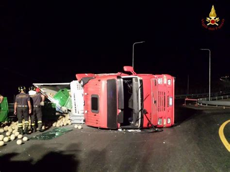 Camion Si Ribalta Alla Rotonda La Strada Ricoperta Di Meloni Foto