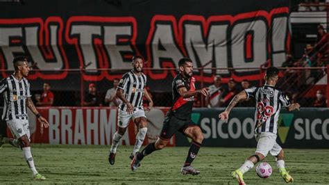 Galo Abre O Placar Mas Leva Virada Do Atl Tico Go E Trope A Fora De