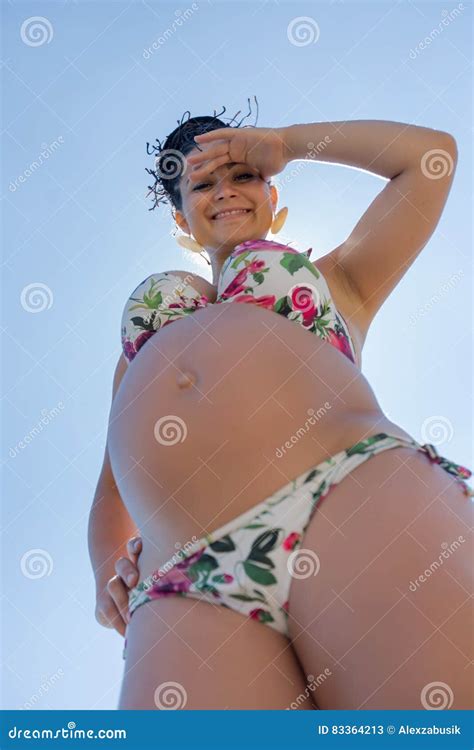 Donna Incinta In Bikini Che Posa Contro Il Cielo Immagine Stock Immagine Di Fotocamera Madre