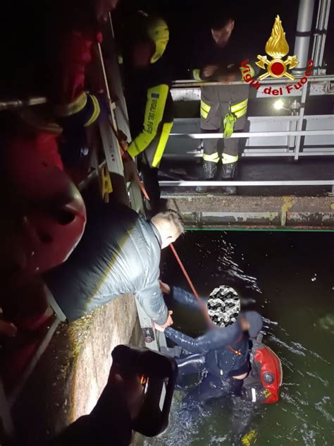 Video Finisce Con L Auto In Un Canale Si Salva Aggrappandosi A Una