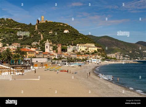 Strand Und Stadtansicht Von Noli Riviera Di Ponente Ligurien Italien