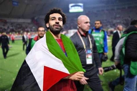 حقيقة ارتداء محمد صلاح علم فلسطين عقب مباراة مصر والجزائر