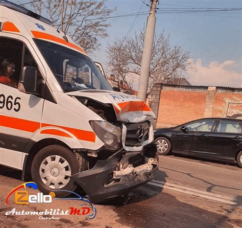 Accident Violent Pe O Strad Din Capital O Ambulan Grav Avariat