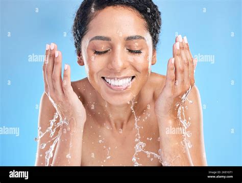 Salpicadura De Agua Negro Mujer Cara De Limpieza Sobre Fondo Azul Para