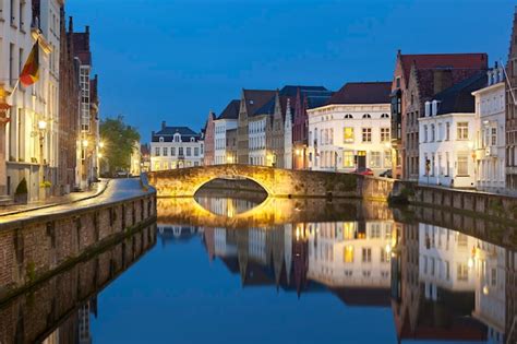 Premium Photo | Canal bridge in bruges at night