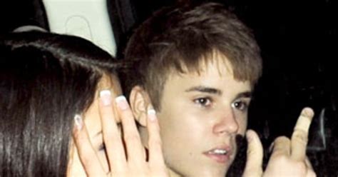 Justin Bieber Flips Off Photogs With Birthday Salute Tweets Apology E News