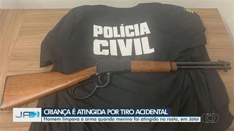 Criança é baleada por acidente enquanto homem limpava arma em Jataí