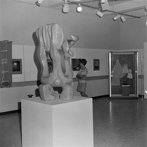 [art sculpture in gallery] - UNT Digital Library