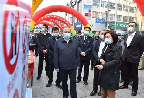 市委书记驻足观看安全展板｜黑龙江省七台河市市场监管局开展512全国防灾减灾日宣传活动手机新浪网