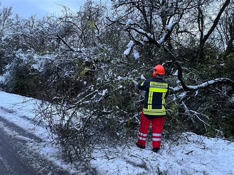 Feuerwehr MTK Schneechaos im Rhein Main Gebiet MTK Einsatzkräfte im