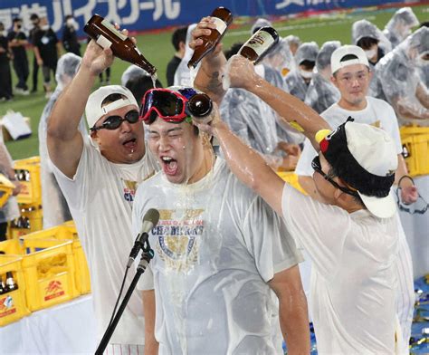 ヤクルト村上 神宮で歓喜の“ビールかけ”にテンションmax「最高です！言うことないです！」― スポニチ Sponichi Annex 野球