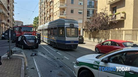 Incidente In Via Monginevro Angolo Via Marsigli Auto Contro Tram