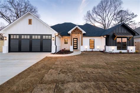 32 Stunning Single Story White House Black Trim Ideas To Adore - House Frey