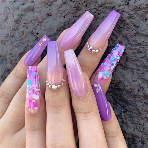 Image may contain one or more people and closeup Manicura de uñas