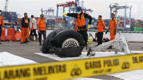 Foto Bagian Roda Pesawat Lion Air Pk Lqp Dipindah Foto Liputan