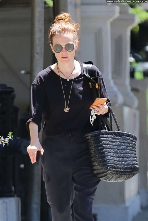Julianne Moore No Source Beautiful Celebrity Paparazzi Posing Hot Babe