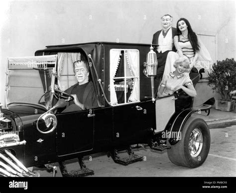 Fred Gwynne Al Lewis Yvonne De Carlo Und Beverley Owen The Munsters