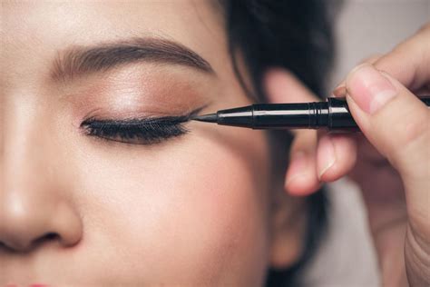 Voici LA méthode pour réussir son trait d eye liner à tous les coups