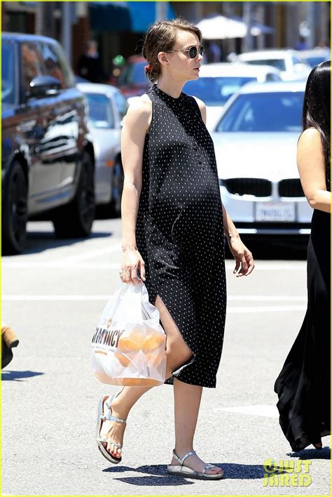 Pregnant Carey Mulligan Lunches in Beverly Hills - See Her Baby Bump ...