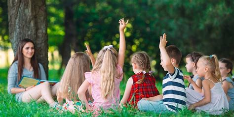 Faire classe dehors en pleine nature ou dans la cour de récré