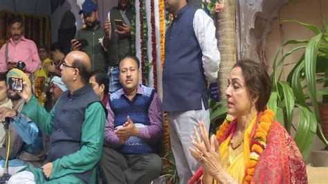 Mp Hema Malini Conducted Raag Seva At Mirabai Temple In Vrindavan Amar Ujala Hindi News Live