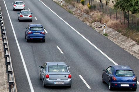 La Dgt Avisa Sobre Cuándo Se Puede Utilizar El Carril Central Y El