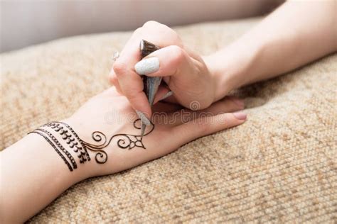 Henna Mehendi An Hand Zeichnung Grafik Asiatisch Stockbild Bild Von Hand Auslegung 99806875