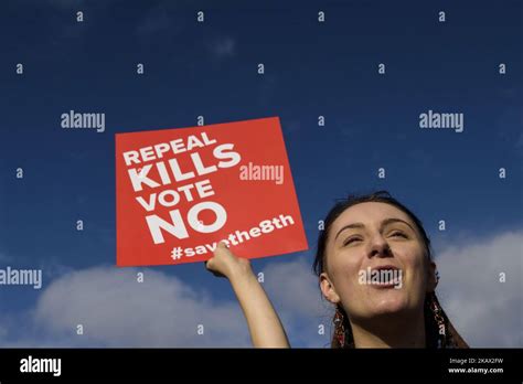 Los Manifestantes Sostienen Pancartas Contra El Aborto Durante La