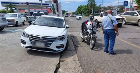 Conductor De Autom Vil No Hace Alto Y Embiste A Motociclista Por La