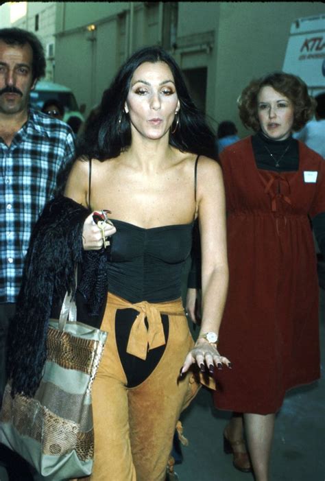 Chers Most Iconic Fashion Moments Over The Last 6 Decades Iconos De