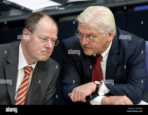 Archiv Bundesfinanzminister Peer Steinbrueck Links Und