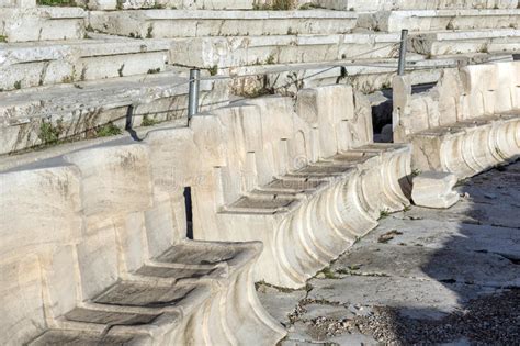 Ru Nas Do Teatro De Dionysus Na Acr Pole De Atenas Gr Cia Imagem De