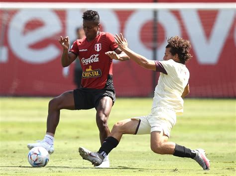 Santiago Ormeño En Selección Peruana último Entrenamiento Con Zambrano Antes Viaje A