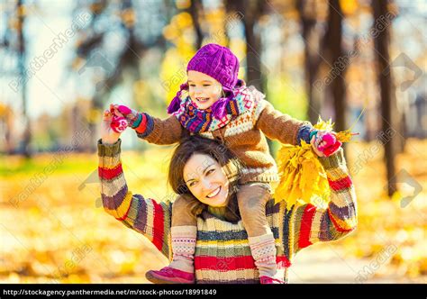 Mutter Und Tochter Im Herbst Park Spielen Lizenzfreies Bild